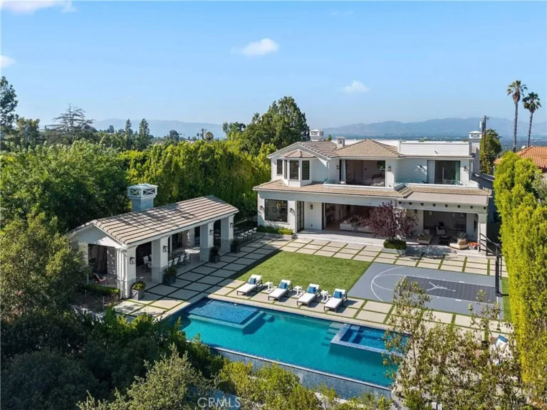 Platinum Estate by Villoura