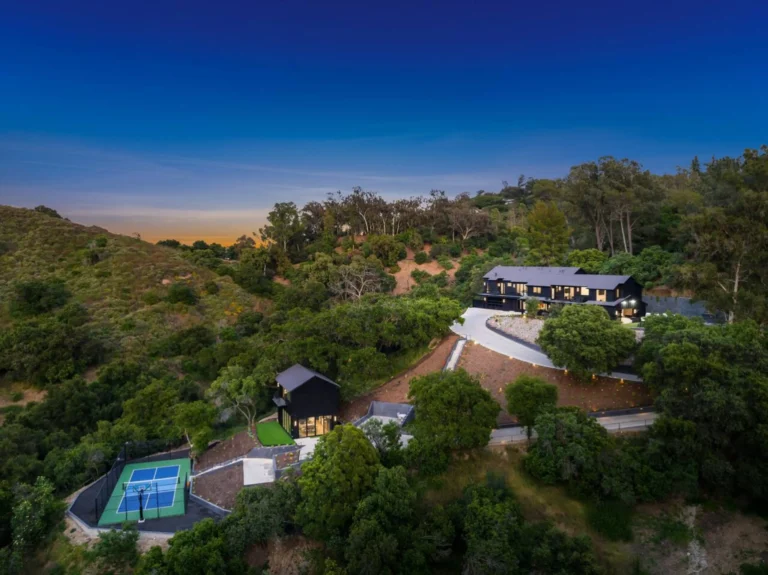 Coldwater Luxe Resort by Villoura