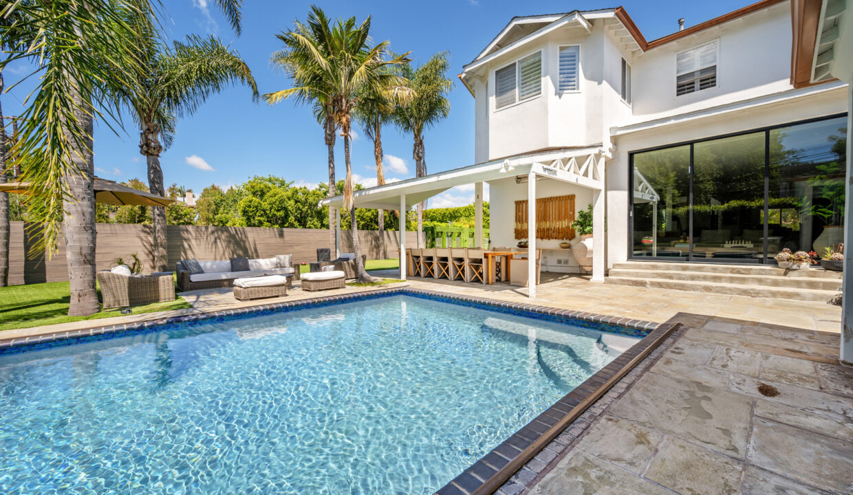 Luxury Property Management vs Self-Managed Airbnb