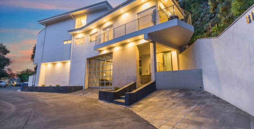 Beautiful night view of the luxury villa Nichols Sanctuary in Los Angeles.