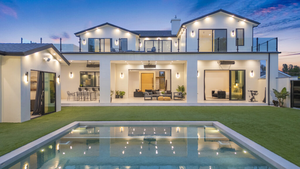 Oakdale Reserve luxury vacation rental exterior in Los Angeles Woodland Hills