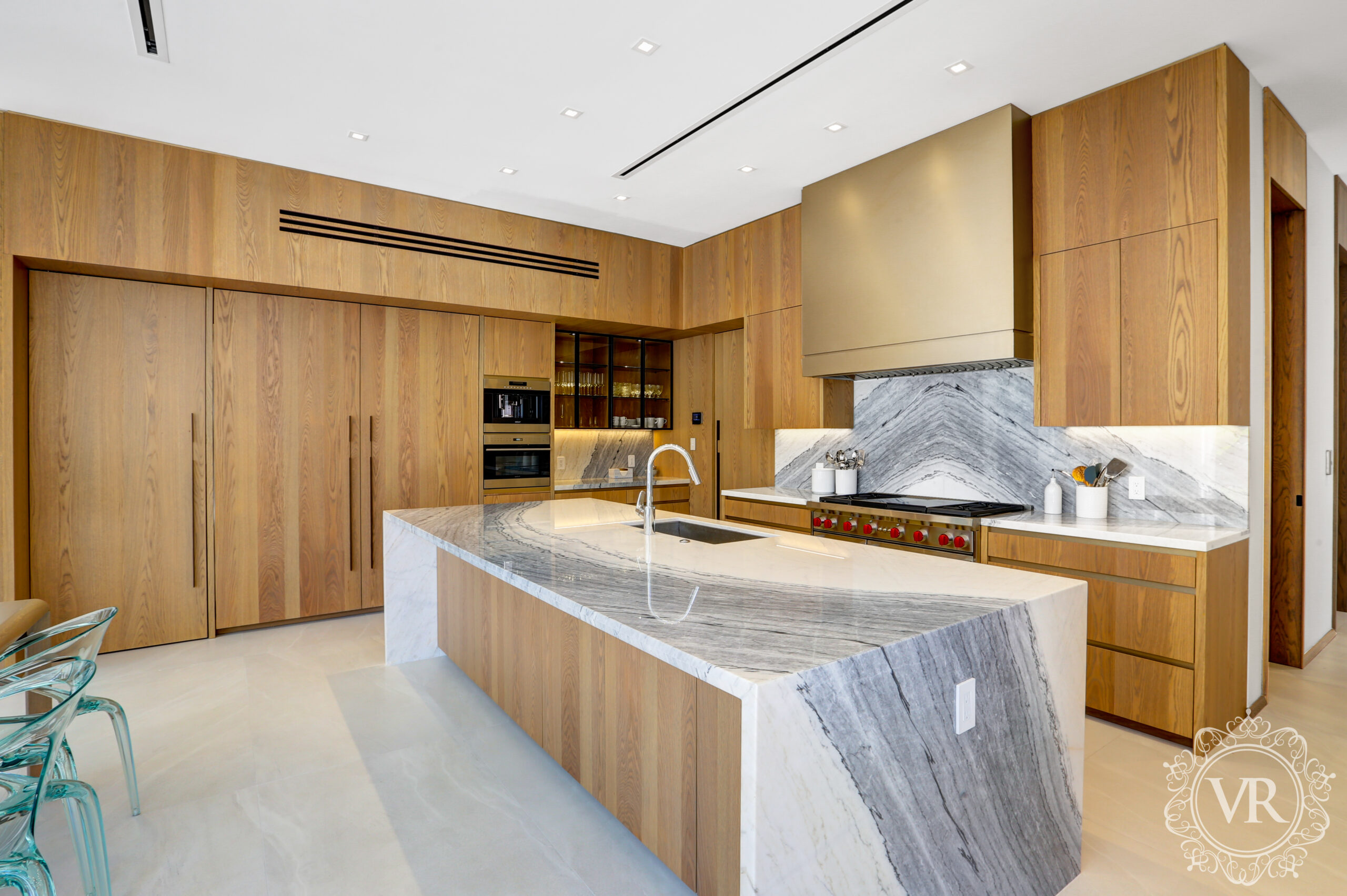 Kitchen island and dining space in a Villoura extended-stay residence