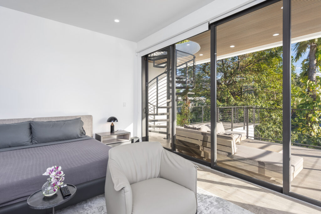 Villa Summercrest contemporary living room natural light