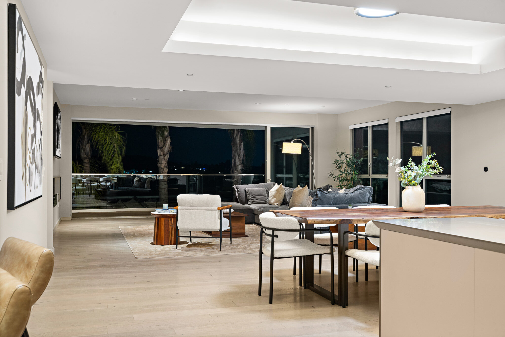 Roscomare Residence, a Villoura residence on Roscomare Road in Bel Air near UCLA
